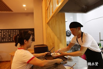 90后小夫妻高新區開中式快餐店，服務白領生意紅火